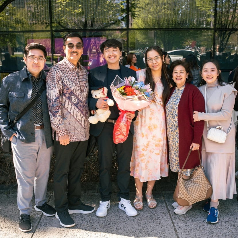 grad family photo